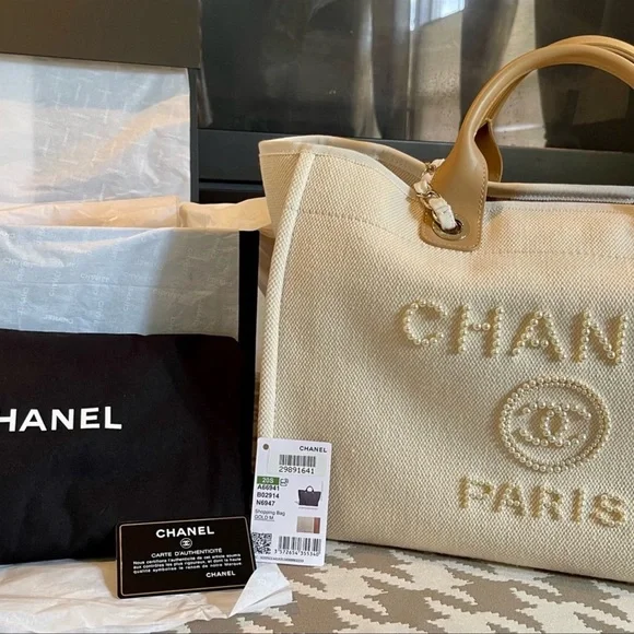 ❌❌❌SOLD❌❌❌Chanel Deauville Tote - Picture 3 of 14